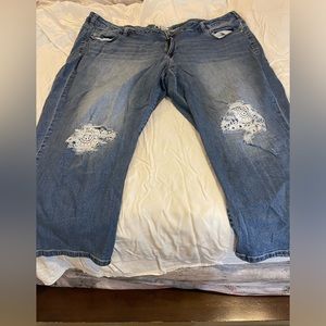 Distressed crop jeans with lace detail at knees